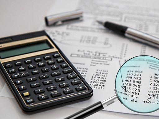 Vrouw die financiële documenten doorneemt aan een keukentafel