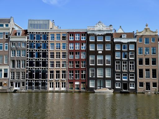Gezellige straat in Amsterdam met voordeuren en fietsen op de stoep