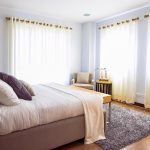 Slaapkamer met verduisteringsgordijnen dicht tegen het zomerlicht