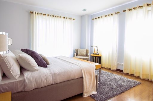 Slaapkamer met verduisteringsgordijnen dicht tegen het zomerlicht