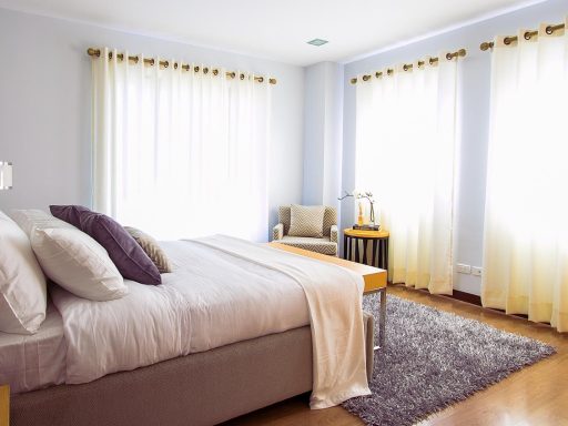 Slaapkamer met verduisteringsgordijnen dicht tegen het zomerlicht