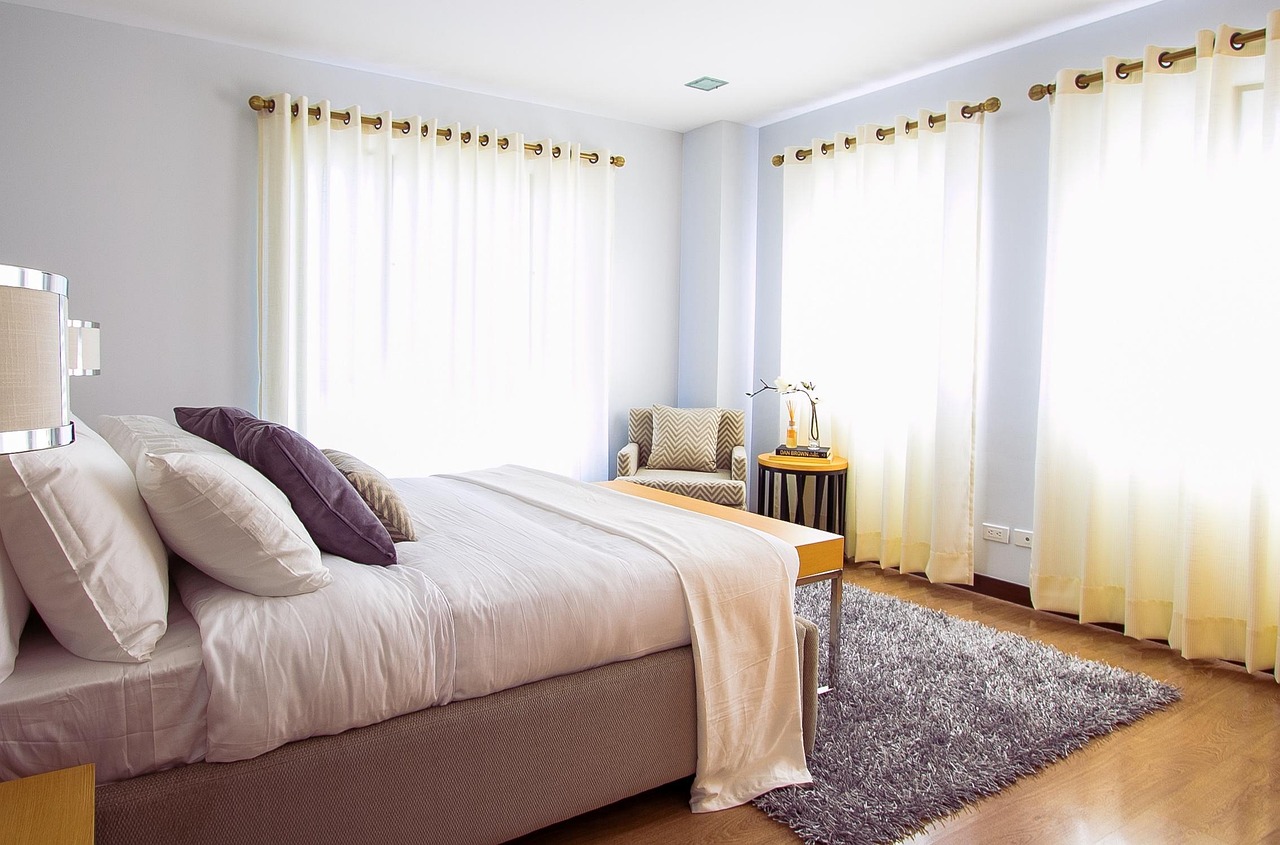 Slaapkamer met verduisteringsgordijnen dicht tegen het zomerlicht