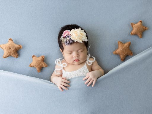 Slapende pasgeboren baby in een witte wieg