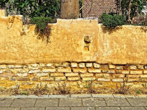 Kleurrijke Marokkaanse tegels als spatwand in een lichte keuken met houten keukenfronten