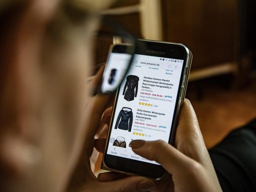 Een ingepakt retourpakket klaar om te worden verzonden naar een online kledingwinkel