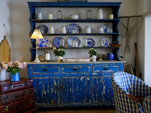 Moderne woonkamer met houten meubelen in een landelijk moderne stijl