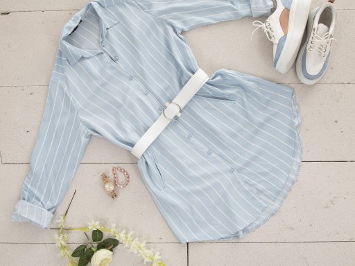 Vrouwen die zomerse kleding passen in een betaalbare modeketen