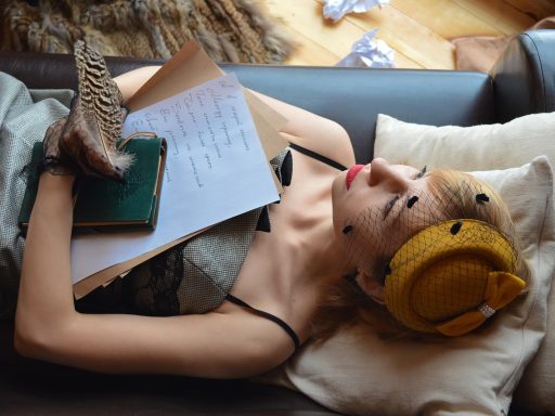 Een vrouw schrijft met de hand in een notitieboek aan een rustige houten bureau