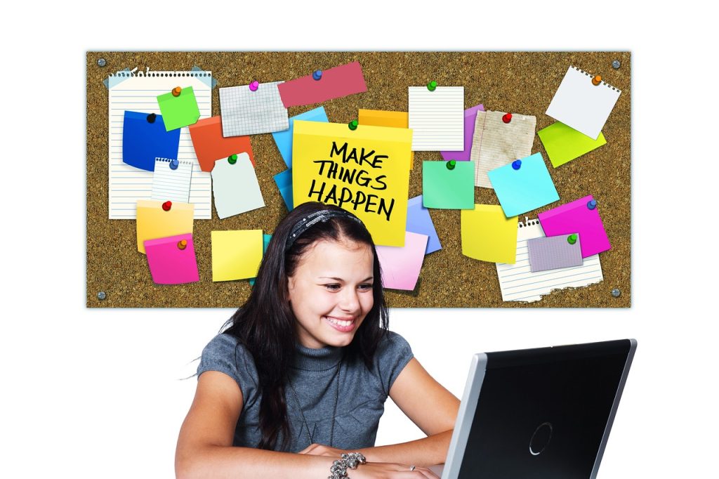 Vrouw die kleurrijke sticky notes ordent op een whiteboard als prioriteitsoverzicht