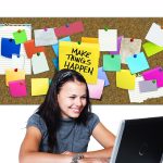 Vrouw die kleurrijke sticky notes ordent op een whiteboard als prioriteitsoverzicht