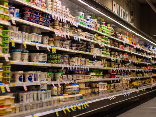 Supermarktschap met huismerk en A-merk producten naast elkaar