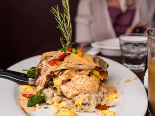 Vrouw eet rustig en aandachtig haar lunch aan een tafel, zonder telefoon