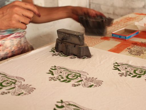 Vrolijke keukenaccessoires met botanische print in warme kleuren, zoals theedoeken en servetten in de stijl van Saar aan huis