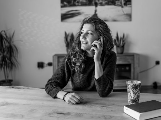 Vrouw die de thermostaat thuis instelt om energie te besparen
