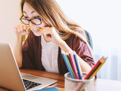 Vrouw die bestanden organiseert op haar laptop aan een opgeruimd bureau
