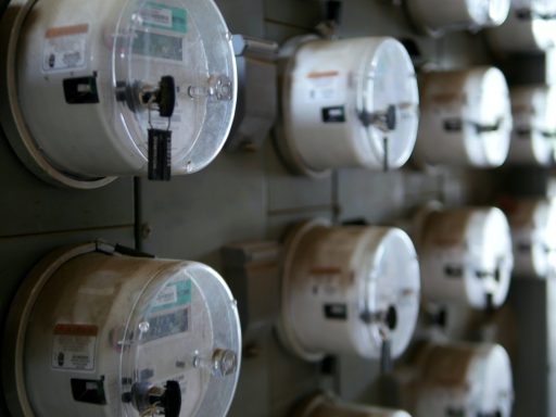 Close-up van een elektriciteitsmeter die wordt afgelezen