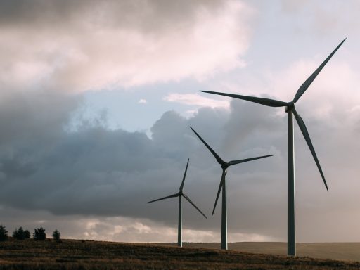 Windturbines in een Nederlands landschap als symbool voor groene energie