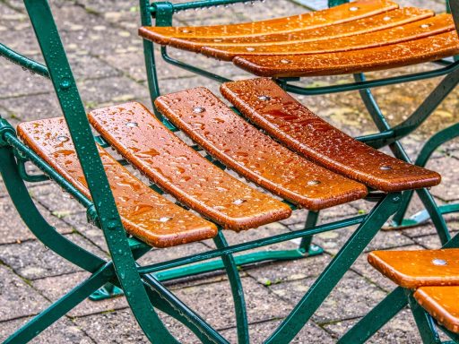 Een compact balkon ingericht met een kleine bistrotafel en twee stoelen