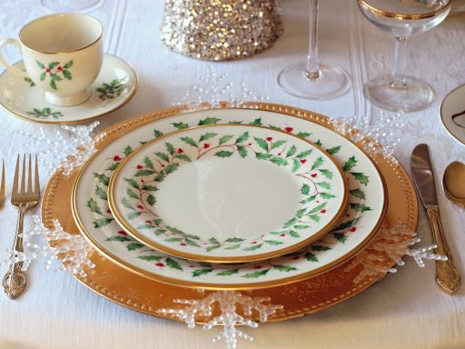 Feestelijk gedekte kersttafel met kaarsen en borden voor een gezamenlijk kerstdiner